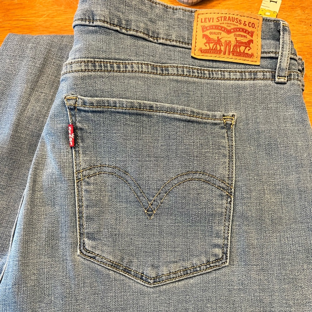 Levi’s classic midrise skinny Jean Women’s 33 (size 16)